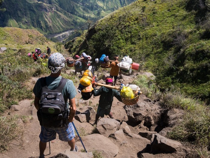 Rinjani mount hiking sembalun summit climbing crater indonesia days nights package volcano altitude 2639 slid downhill trekking mt meter meters