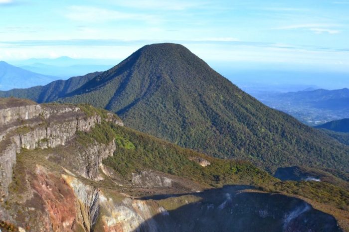 Gerbang pendakian gunung gede pangrango